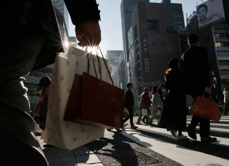 都内の商店街。2025年11月21日撮影。REUTERS/Kim Kyung-Hoon