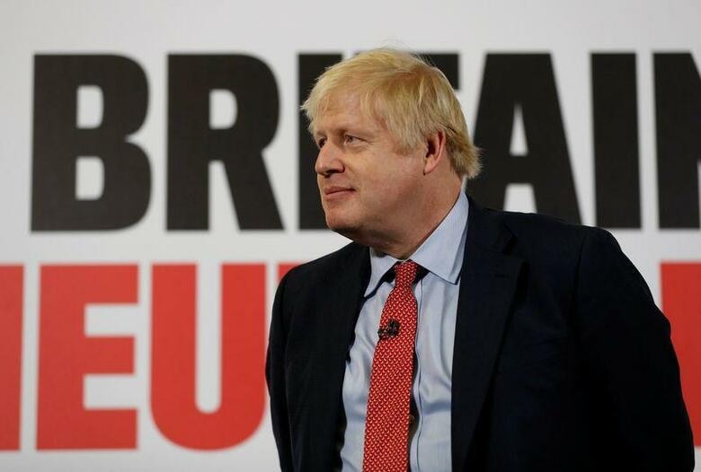 英総選挙の投票日を12日に控え、世論調査ではジョンソン首相（写真）率いる与党・保守党がリードしているが、一部の調査結果によると、保守党の過半数獲得は予断を許さない状況だ。英デトリングで６日代表撮影（２０１９年　ロイター）