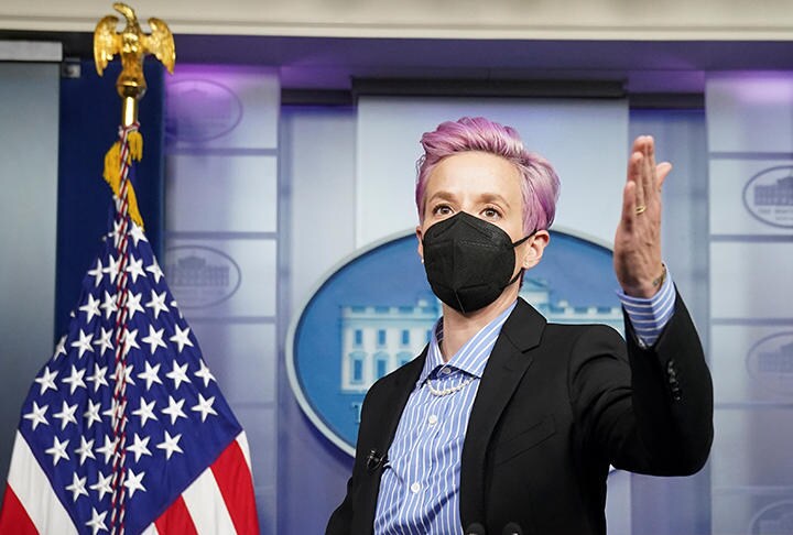 2月24日、ホワイトハウスで行われた「平等賃金の日」のイベントに出席したラピノー　Kevin Lamarque-REUTERS