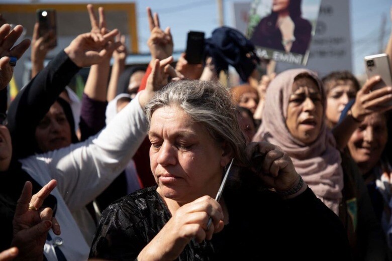 アミニさん死亡事件への抗議としてシリアで行われたデモ　Orhan Qereman-Reuters