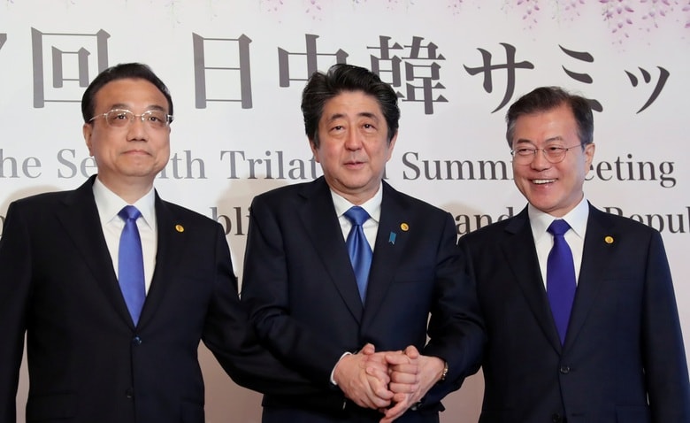 5月9日、東京で開催された日中韓首脳会談（写真左は固い表情のままの李克強首相）