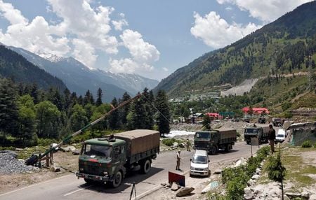 　６月２３日、中国とインドによる国境係争地での軍事衝突について、インド政府内では何十年ぶりかに起きた最悪の外交危機として捉えられている。一方、中国政府は控えめな姿勢に徹している。写真は１７日、ラダック地方の国境地帯に向かうインド軍のトラック（２０２０年　ロイター/Danish Ismail）