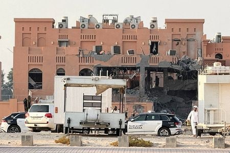 ドイツと英仏３カ国の外相は１２日、イスラエルが９日に実施したカタールの首都ドーハのイスラム組織ハマス指導部を狙った空爆を非難する声明を発表した。写真はイスラエルの攻撃を受けて損傷した建物。ドーハで９日撮影（２０２５年　ロイター/Ibraheem Abu Mustafa）
