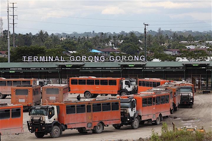 パプア州の地元警察が、グラスベルグ鉱山の事務所・居住区画を襲撃した武装組織とおぼしきグループを急襲した。写真は労働者を乗せグラスベルグ鉱山へ向かうバス。　REUTERS/Muhammad Yamin