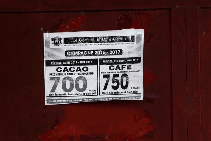 ２月１２日、コモディティー市場はコンピューターを駆使したアルゴリズム取引や超高速取引（ＦＨＴ）が急速に広がり、人手を介する従来型ヘッジファンドは大量のデータ処理で不利な立場に立たされ、次々と閉鎖に追い込まれている。コートジボワールで昨年４月撮影（２０１８年　ロイター/Luc Gnago）