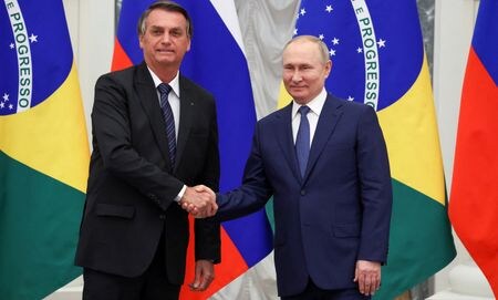 　６月２７日、ロシア大統領府は、プーチン大統領とブラジルのボルソナロ大統領が世界の食料安全保障について電話協議し、戦略的パートナーシップを強化する意向を確認したと発表した。写真はモスクワで２月１６日撮影（２０２２年　ロイター/Sputnik/Vyacheslav Prokofyev/Pool）
