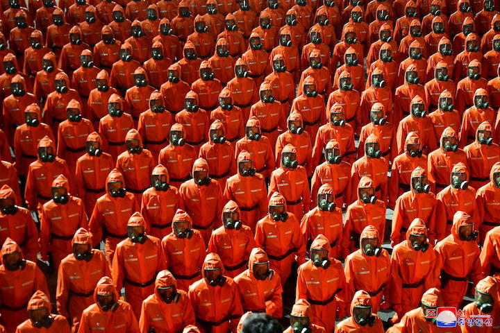異例のパレードには、新型コロナ予防用のPPE（個人防護具）の部隊も（9月9日、平壌）　KCNA/REUTERS