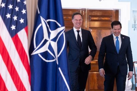 トランプ米大統領は８日、訪米している北大西洋条約機構（ＮＡＴＯ）のルッテ事務総長とホワイトハウスで会談した。トランプ氏はイランに対する軍事攻撃にNＡＴＯが協力していないと不満を募らせており、脱退の可能性にも言及する中での会談となった。写真は４月８日、ホワイトハウスに到着した北大西洋条約機構（ＮＡＴＯ）のルッテ事務総長（２０２６年　ロイター／Anna Rose Layden）