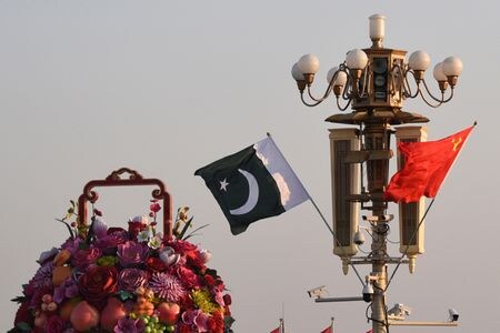 　６月２０日、パキスタンのシャリフ首相は、１２００メガワットの原子力発電所を国内に建設するため中国と４８億ドル規模の契約に署名したと明らかにした。写真は両国の旗。北京で２０１９年１０月撮影（２０２３年　ロイター）