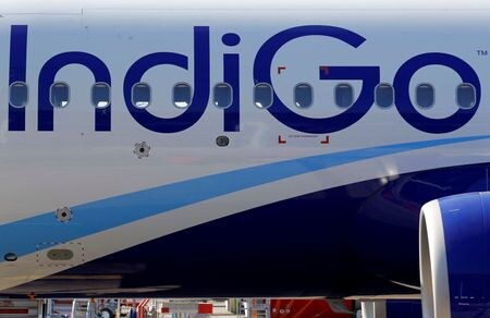 　８月５日、インドの航空最大手インディゴは、１１月半ばから国内の一部路線でビジネスクラスの座席を導入すると、同社のピーター・エルバース最高経営責任者（ＣＥＯ）が５日明らかにした。写真は旅客機に描かれたインディゴのロゴ。フランスのコロミエで２０１８年７月撮影（２０２４　ロイター／Regis Duvignau）