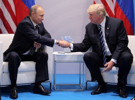 　１０月２３日、ロシア大統領府のペスコフ報道官は、ベトナムで１１月に開かれるアジア太平洋経済協力会議（ＡＰＥＣ）でプーチン大統領とトランプ米大統領が会談する予定は現時点でないと述べた。写真は７月にドイツのハンブルクで開かれたＧ２０首脳会議の際、会談したプーチン大統領（左）とトランプ大統領（２０１７年　ロイター/Carlos Barria/File Photo）