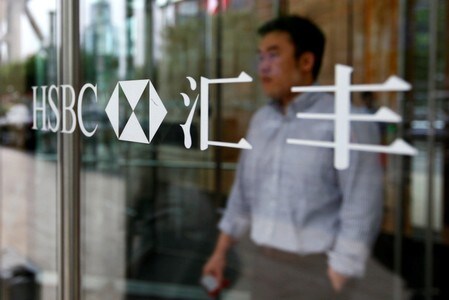 　１１月１６日、中国が先週、金融機関に対する外資の出資規制緩和を発表した。中国による金融セクターの一段の開放を長年夢見てきた関係者の間で、このタイミングを予想していた人は少数だ。ただ早速機会を生かそうという向きはもっと少ないだろう。写真は上海のＨＳＢＣで２０１０年９月撮影（２０１７年　ロイター/Aly Song）