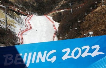 米政府は、来年２月に開催される北京冬季五輪の開会式に外交使節団を派遣しない「外交的ボイコット」を検討している。中国の人権問題に抗議するためだという。関係筋５人が１１月７日、明らかにした。２月、五輪会場となる北京延慶区の国立アルペンスキーセンターで撮影（２０２１年　ロイター/Tingshu Wang）
