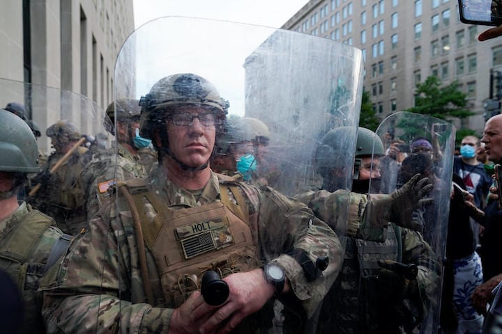 ホワイトハウス周辺の秩序維持のため到着、デモ隊の前を通り過ぎた米軍兵士（6月4日）　Joshua Roberts-REUTERS