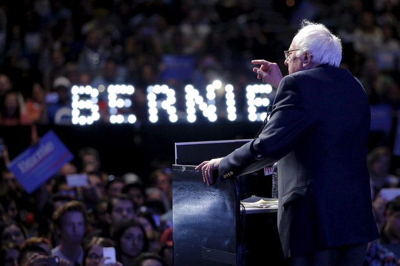 ５月２６日、米大統領選で民主党の候補指名を目指す、バーニー・サンダース上院議員と、共和党指名候補が確実となったドナルド・トランプ氏は、異例の討論対決に関心を示した。写真は２月、テキサス州で演説するサンダース氏（２０１６年　ロイター/Brian Snyder）