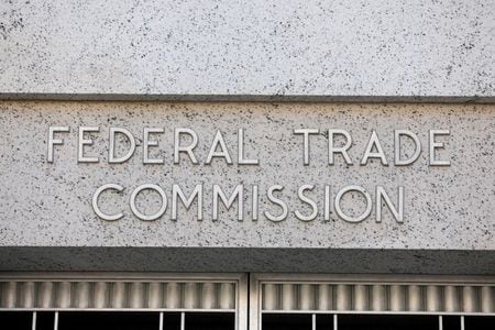 米連邦取引委員会（ＦＴＣ）は１７日、暗号資産（仮想通貨）への関心の高まりを利用して、米電気自動車（ＥＶ）大手テスラのイーロン・マスク最高経営責任者（ＣＥＯ）のような著名人になりすまして金銭をだまし取る詐欺行為が広がっており、昨年１０月以降で苦情件数が増加していると発表した。写真は２０２０年８月撮影（２０２１年　ロイター/Andrew Kelly）