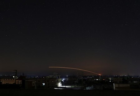 　５月１０日、イスラエルによると、シリアに展開するイラン軍は９日から１０日にかけての夜間に、イスラエルが占領するシリア・ゴラン高原のイスラエル軍前哨基地をロケット弾で攻撃した。イスラエル側もシリアに大規模な攻撃を行った。写真はダラヤ上空を飛ぶミサイル（２０１８年　ロイター／ALAA AL-FAQIR）