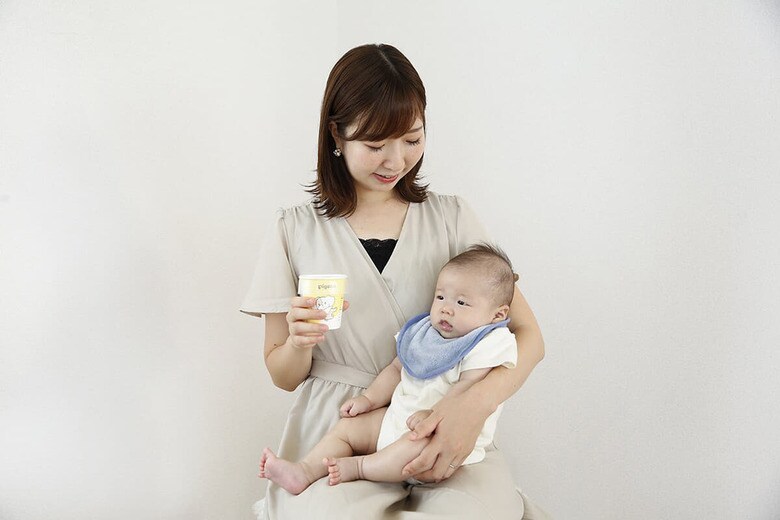 ベビー用品メーカーのピジョン株式会社が開発した使い捨て授乳カップ。災害時でも衛生的にミルクを飲ませることができる