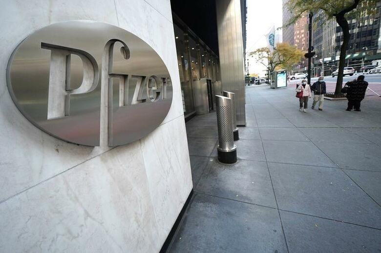アザー米厚生長官は１０日、製薬大手ファイザーが予定通りに新型コロナウイルスワクチン候補の承認申請を規制当局に行えば、１２月にもワクチン接種が開始できるとの見通しを示した。ニューヨークで９日撮影（２０２０年　ロイター/CARLO ALLEGRI）