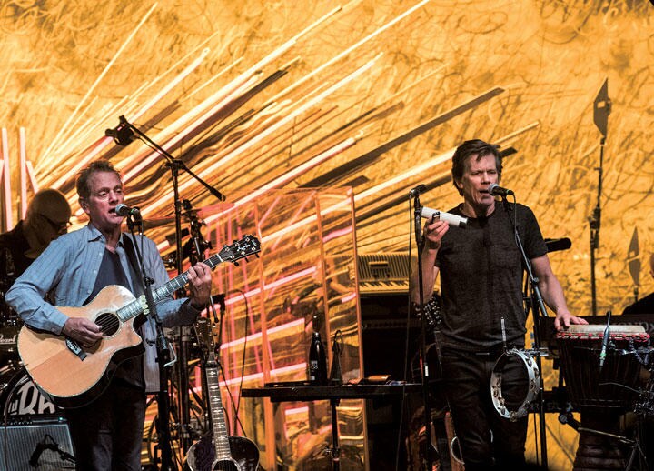 兄マイケル（左）と組んだバンド、ベーコン・ブラザーズはライブ活動も行っている　DEBRA L ROTHENBERG／GETTY IMAGES