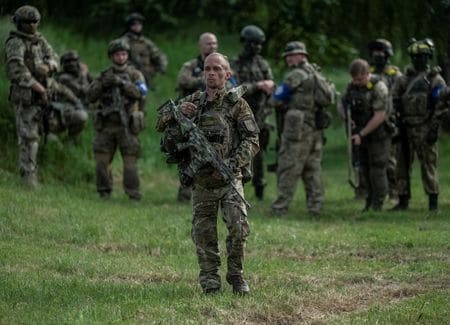 　６月４日、親ウクライナを標ぼうするロシア人のパルチザン部隊「ロシア義勇軍団（訂正）」は４日、ロシア領への越境作戦中に複数のロシア兵を捕虜にしたと明らかにした。写真は「ロシア義勇軍団」のメンバーら。ウクライナにあるロシアとの国境近くで５月２４日撮影（２０２３年　ロイター／Viacheslav Ratynskyi）＊写真キャプションを訂正します。