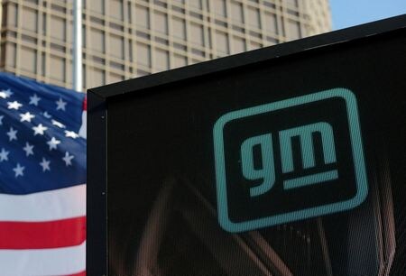 　１月１５日、米運輸省道路交通安全局（ＮＨＴＳＡ）は、米自動車大手ゼネラル・モーターズ（ＧＭ）傘下で無人タクシー事業を手掛けていたＧＭクルーズが、歩行者の安全確保に十分な予防措置を講じていたかどうかに関する調査を終了した。写真はＧＭのロゴ。米ミシガン州 デトロイトで２０２１年３月撮影（２０２５　ロイター／Rebecca Cook）