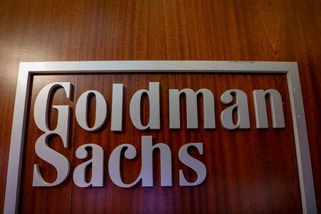 　米金融大手ゴールドマン・サックスは４月５日、英ロンドンオフィスの一部社員を今週中に職場復帰させるために準備を進めている。各企業は新型コロナウイルス流行が続く中でも社員の通常出勤再開を視野に入れている。２０１８年４月、米ニューヨークで撮影（２０２１年　ロイター/Brendan McDermid）