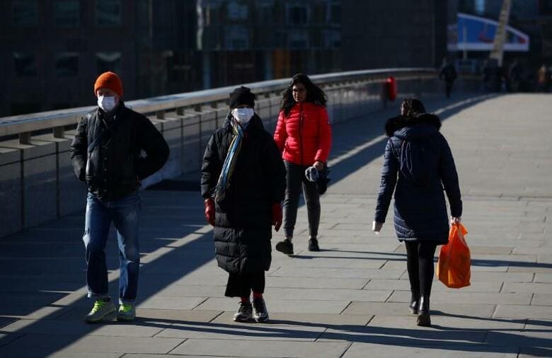 新型コロナウイルス感染拡大が深刻な英国で、政府が24日に25万人の医療支援ボランティアを募集したところ、17万人を超える応募があった。写真は3月25日、ロンドンで撮影（2020年　ロイター/Hannah Mckay）