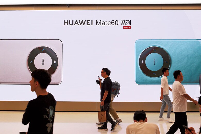 ファーウェイの最新スマホには7ナノの先端半導体が搭載（上海の旗艦店）　CFOTOｰFUTURE PUBLISHING/GETTY IMAGES