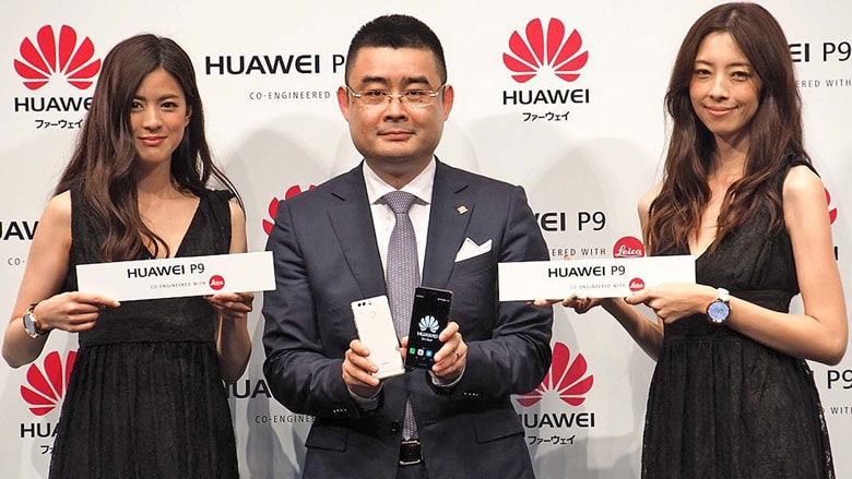 ライカと共同開発し、カメラを2つ備えた「デュアルレンズ」機構を取り入れた「HUAWEI P9」。当初6万円近い値付けにもかかわらずヒットしたことは、業界に驚きをもたらした（著者撮影）