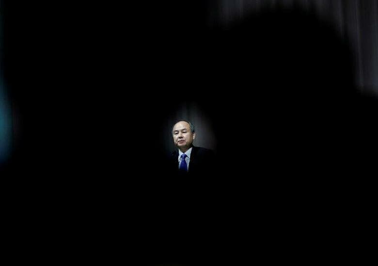 新型コロナウイルスの猛威が続く中、世界的なハイテク帝国を築くという孫正義ソフトバンクグループ会長の夢が崩れ去りつつある。2018年11月、都内で撮影（2020年　ロイター/Kim Kyung-Hoon）