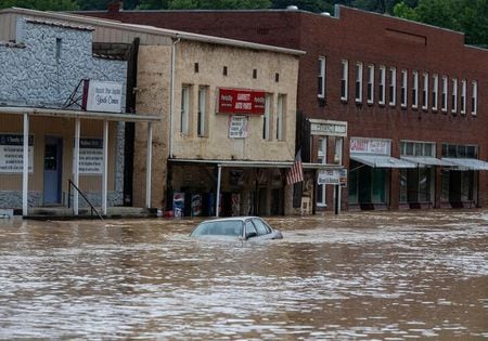 米南部ケンタッキー州のビシア知事は３１日、州東部を襲った豪雨による洪水で子ども４人を含む少なくとも２８人が死亡したと発表した。写真は、同州内の洪水で自動車が浸水している様子。２０２２年７月２８日に撮影。（２０２２年　ロイター／Pat McDonogh/USA TODAY NETWORK via REUTERS）