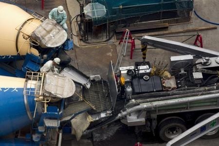 　１１月３０日、経済産業省が発表した１０月鉱工業生産指数速報は前月比１．４％上昇し、２カ月連続の上昇となった。都内で先月撮影（２０１５年　ロイター／Thomas Peter）