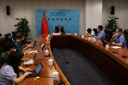 中国外務省軍関連当局の責任者、傅聡氏は２５日の会見（写真）で、米国がウイルスの起源調査を政治問題化していると非難した。（２０２１年　ロイター/Tingshu Wang）