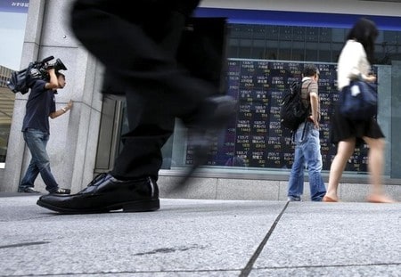　６月２日、東京株式市場で日経平均は前日比で一時４００円を超す下げとなった。市場関係者からは、一時１ドル１０８円台後半まで円高が進行し、投資家心理が悪化。海外勢を中心とした短期筋の売りに押されたとの指摘が出ている。写真は都内で２０１５年６月撮影（２０１６年　ロイター/ Issei Kato）