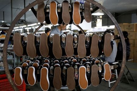 在ベトナムの米商工会議所が実施した調査によると、ベトナムに進出している米国メーカーの３分の２近くは、トランプ政権がベトナムに関税を発動した場合、レイオフを余儀なくされる可能性が高いと答えた。写真はベトナムにある靴工場。２０２０年１２月撮影（２０２５年　ロイター/Kham）