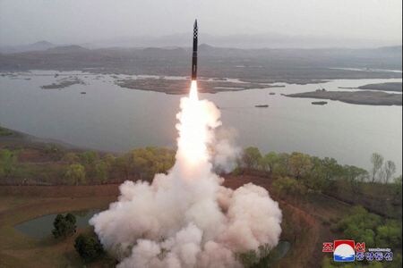 　４月１７日、韓国海軍は、日米と共同でミサイル防衛訓練を実施した。写真は北朝鮮の新型固体燃料式ＩＣＢＭ発射実験の様子。提供写真（２０２３年　ロイター／Korean Central News Agency (KCNA) ）