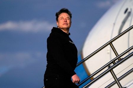 米誌フォーブスの長者番付によると、米ＥＶ大手テスラのイーロン・マスクＣＥＯの純資産が１９日までに約７４９０億ドルとなり、初めて７０００億ドルを突破した。フィラデルフィアで３月撮影（２０２５年　ロイター/Nathan Howard）