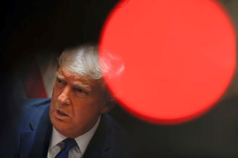 トランプ次期米大統領の就任式を控えた２０日、トランプ氏が先週末に立ち上げた暗号資産（仮想通貨）「$TRUMP」がアジア時間の取引で急騰し、時価総額が９０億ドルを超えた。資料写真、２０２０年９月撮影（２０２５年　ロイター/Tom Brenner）