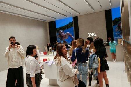 １１月２０日、ファッションブランド「ザラ」を展開するスペインのアパレル大手インディテックスがインドやバングラデシュの工場から衣料品の空輸を急激に増やしていることが税関データや専門家の話で明らかになった。カラカスのザラ店舗で４月撮影（２０２４年　ロイター/Leonardo Fernandez Viloria）