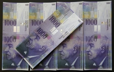 　スイス国立銀行（ＳＮＢ、中央銀行）のジョルダン総裁は８月２９日、スイスフラン高が国内産業に困難をもたらしているとの認識を示した。写真は１０００フラン紙幣。２０１６年２月撮影のイメージ写真（２０２４年　ロイター/Ruben Sprich/Illustration）