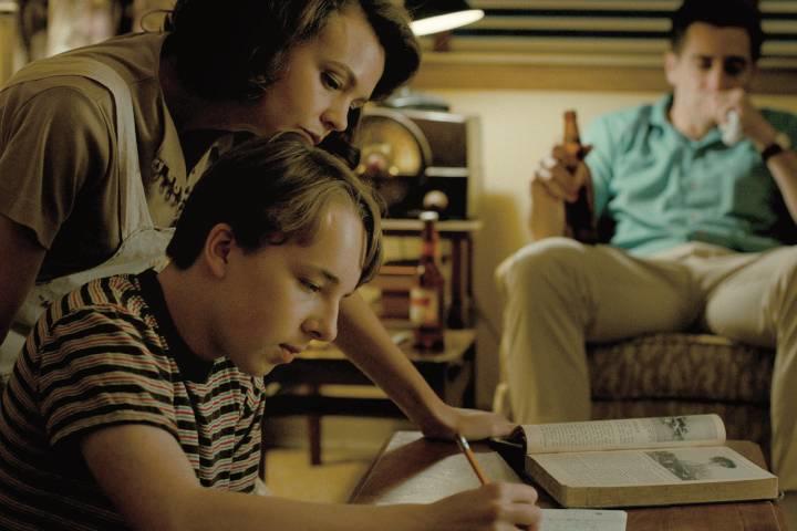 モンタナ州の小さな町に住み着いた一家。1人息子のジョーは両親の愛情に包まれていた　©2018 WILDLIFE 2016,LLC.