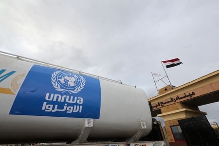 ４月２２日、国連パレスチナ難民救済事業機関（ＵＮＲＷＡ）のスタッフがイスラム組織ハマスによるイスラエル奇襲攻撃に関与したとの疑惑を巡り、ＵＮＲＷＡの中立性を評価する外部グループが報告書を公表し、イスラエル側からは「相当な数のＵＮＲＷＡ職員がテロリストグループのメンバーだ」との主張を裏付ける証拠は提供されていない、と述べた。写真はUNRWAのロゴが入ったトラック。ラファで２０２３年１１月撮影（２０２４年　ロイター/Amr Abdallah Dalsh）