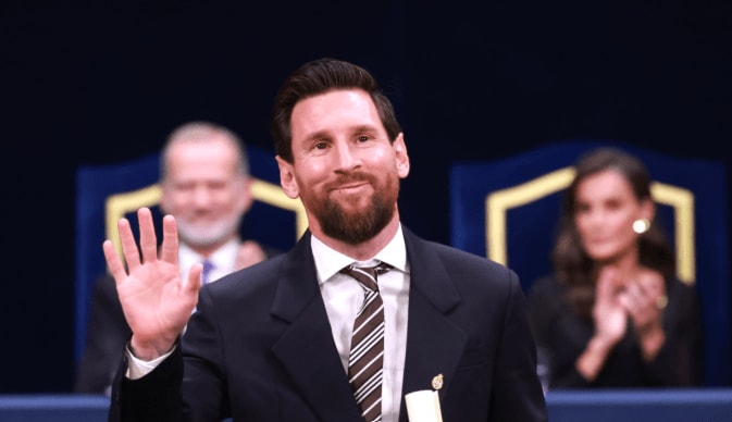 スペインのアストゥリアス皇太子賞授賞式に出席したサッカー界のスター、リオネル・メッシ。2026年のスポーツ部門を受賞し、会場で観客の拍手に応えた　casareal.es instagram