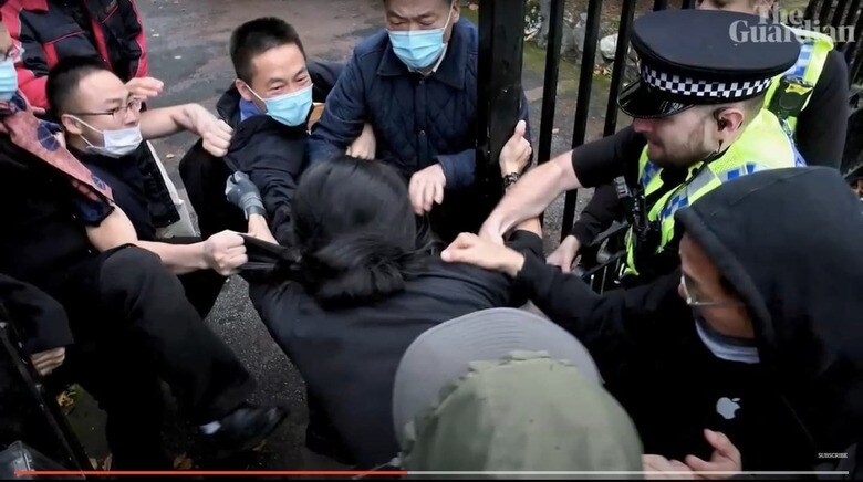英中部マンチェスターの中国総領事館で中国の習近平国家主席に反対する抗議活動に参加していた男性が暴行を受けたとされる事件を巡り、中国は英政府が事情聴取を求めていた６人の当局者を国外退避させた。Guardian News / YouTube