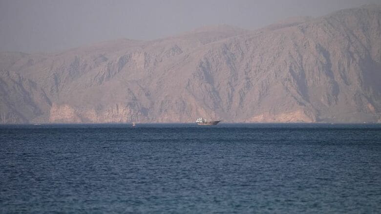 写真はホルムズ海峡を航行する船舶。7月20日、オマーンのムサンダムで撮影。REUTERS