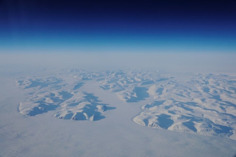 　９月１９日、グリーンランド東部上空を、過去数年と同じルートで飛ぶガルフストリーム機の中で、ＮＡＳＡの科学者たちは地表を見下ろし、レーダーを用いて氷の減少をマッピングしていく。写真は、グリーンランド東岸上空から撮影した風景。３月撮影（２０１８年　ロイター/Lucas Jackson）