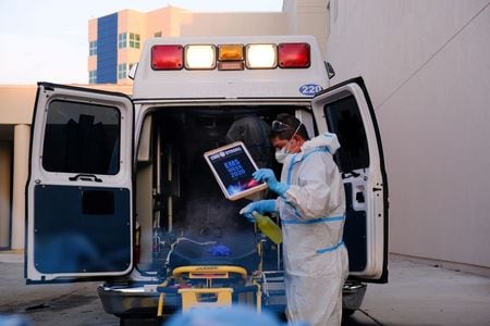 米国で新型コロナウイルス感染の再拡大に歯止めがかからない中、フロリダ、アラバマ、ノースカロライナの南部３州では１４日、１日当たりの新型コロナ感染症による死者数がこれまでの最多に達した。フロリダ州ペンブロークパインズの病院で１３日撮影（２０２０年　ロイター/MARIA ALEJANDRA CARDONA）
