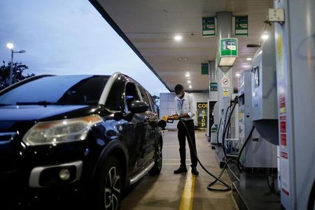 　原油先物はアジア時間２８日の取引序盤で、一時３ドル超下落した。中国の金融ハブである上海市が新型コロナウイルス一斉検査のため２地区で計９日間のロックダウンを発表したことを受け、燃料需要が減退する懸念が強まった。写真はブラジリアのガソリンスタンドで７日撮影（２０２２年　ロイター／Adriano Machado）