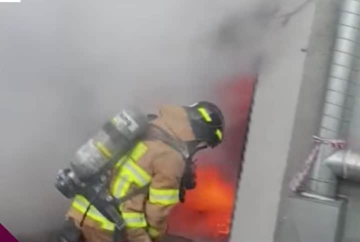 韓国南東部の密陽市にある世宗病院で火災が発生し、41人が死亡、140人以上が負傷した。写真は消火活動にあたる消防隊員　JTBC newsより